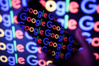 Фото: Getty Images/Автор — Leon Neal Google представила новый дизайн своих эмодзи