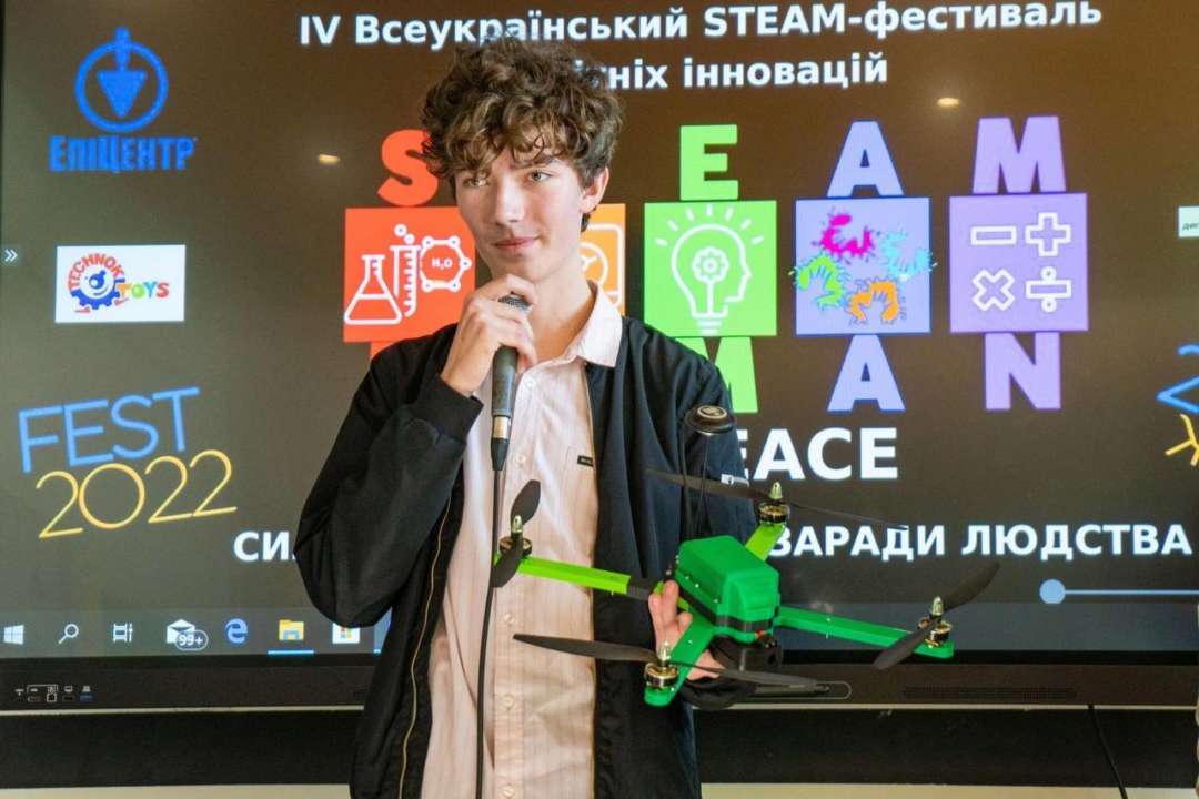 Школяр з Івано-Франківська розробив дрон-міношукач/Фото: Тelegram Школяр з Івано-Франківська розробив дрон-розвідник, який може шукати міни