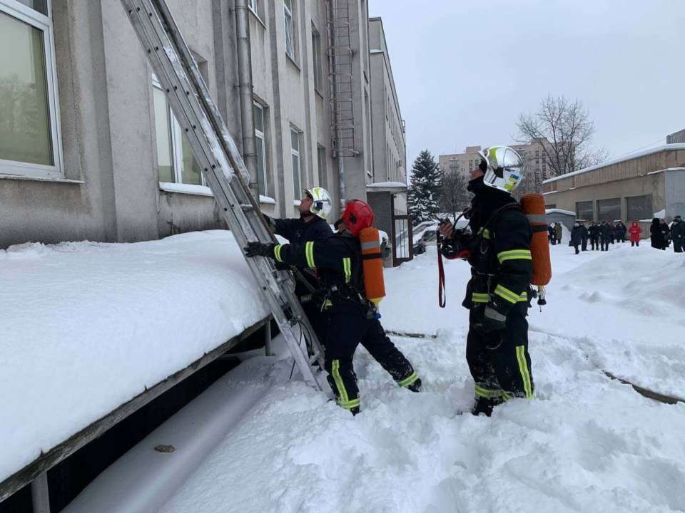 Фото: Главное управление ГСЧС в Ровенской области (Facebook) В Ровно случился пожар в здании ОГА