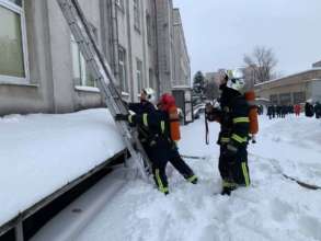 Фото: Головне управління ДСНС в Рівненській області (Facebook) У Рівному сталася пожежа в будівлі ОДА