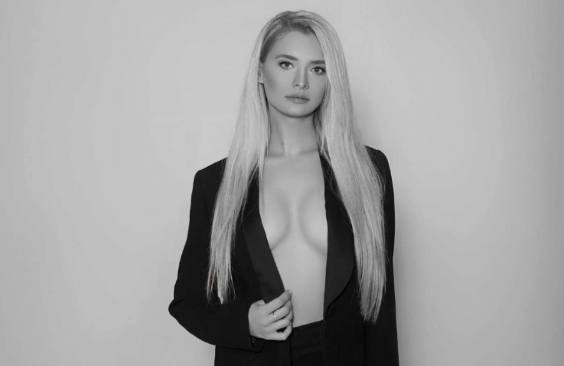 Сексапільна телеведуча блиснула оголеними грудьми у весільній сукні. Фото