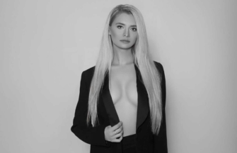 instagram.com/olga_kalenchuk Сексапільна телеведуча блиснула оголеними грудьми у весільній сукні. Фото