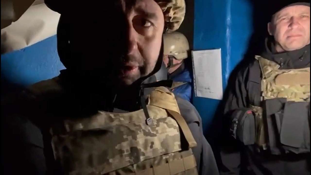 Нардепы и иностранные журналисты попали под жесткий артиллерийский обстрел на Донбассе