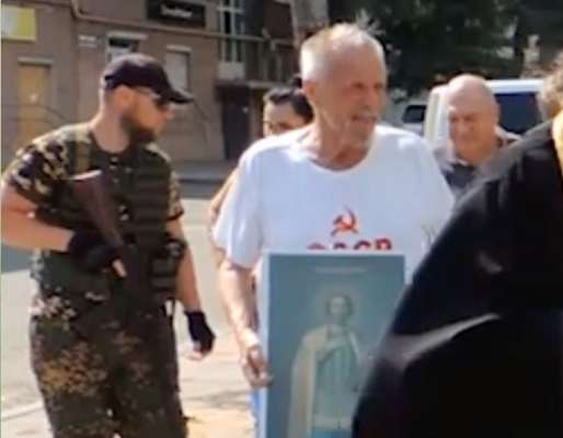 В Мариуполе устроили на руинах шествие с иконами и флагом ссср/Фото: t.me/andriyshTime В Мариуполе устроили на руинах шествие с иконами и флагом ссср