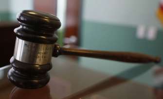 У США підлітка зобов'язали виплатити відшкодування сім'ї вбитого нею ґвалтівника/Фото: Joe Raedle/Getty Images Молоток судді