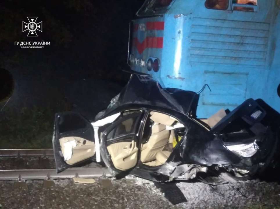 Поблизу Львова зіткнувся потяг із авто. Фото: Головне управління ДСНС України у Львівській області ДТП потяга та авто