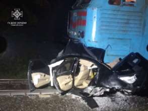 Поблизу Львова зіткнувся потяг із авто. Фото: Головне управління ДСНС України у Львівській області ДТП потяга та авто