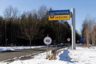 Українцям відповіли, чи варто очікувати пом'якшення щодо виїзду чоловіків за кордон/Фото: Chris McGrath/Getty Images У Зеленського розповіли, чи будуть пом'якшення щодо виїзду чоловіків за кордон