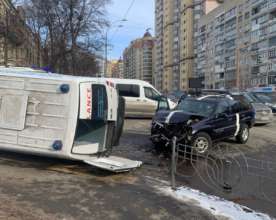 Водій джипа зіткнувся з автомобілем медиків у Києві / Фото: kyiv.npu.gov.ua карета швидкої допомоги