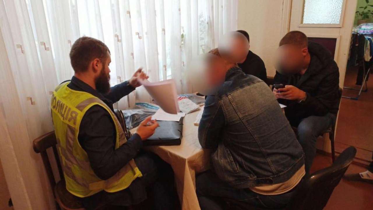 Ошукав 50 осіб: поліція викрила інтернет-шахрая, що продавав неіснуючі автомобільні запчастини Ошукав 50 осіб: поліція викрила інтернет-шахрая, що продавав неіснуючі автомобільні запчастини