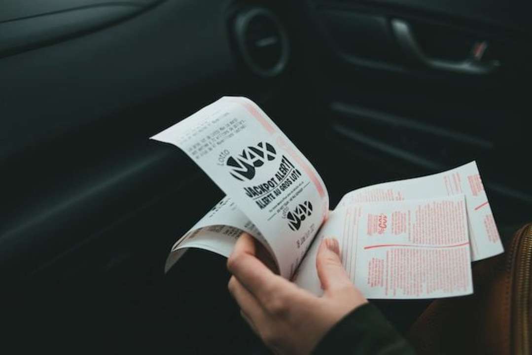 Коли вживати слово "білет", щоб це не було суржиком/Фото: Erik Mclean/Unsplash Лотерейний білет