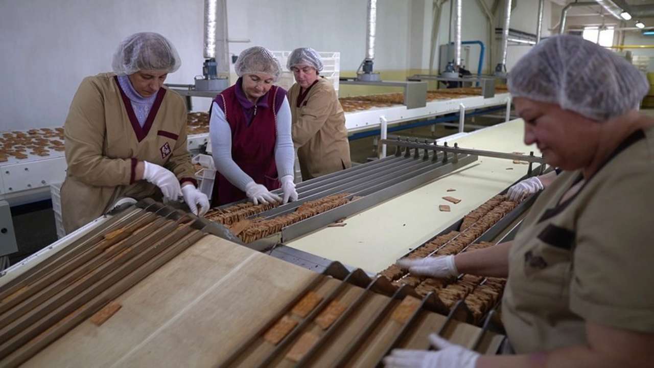 Україна виграла арбітраж проти ексвласника "Житомирських ласощів"/Фото: suspilne Україна виграла арбітраж проти ексвласника "Житомирських ласощів" російського бізнесмена Бойка
