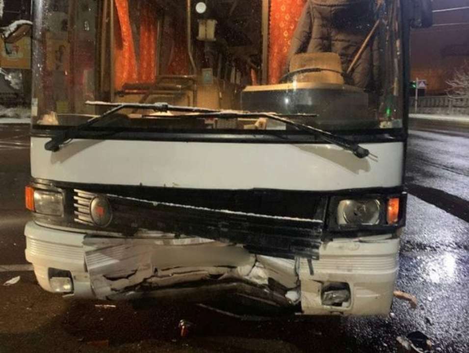pol.kyivregion На Київщині автобус зіткнувся з автомобілем "Cadillac"