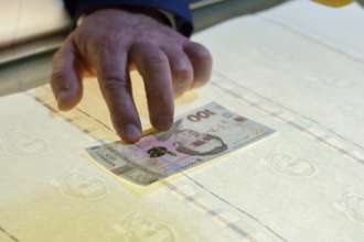 В Україні заробили меценатські пенсії, але частину з них забере ПФУ / Фото: НБУ/Flickr 100 гривень