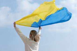 Невідомі вивісили в Маріуполі український прапор / Фото: Freepik Невідомі вивісили в Маріуполі український прапор / Фото: Freepik
