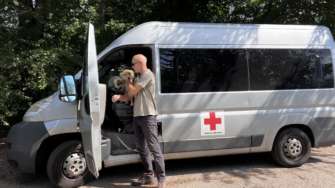 Уоррен Лібауер приїхав з Німеччини, щоб допомагати українцям та рятувати тварин/Фото: Мeta.ua Уоррен Лібауер приїхав з Німеччини, щоб допомагати українцям та рятувати тварин/Фото: Мeta.ua