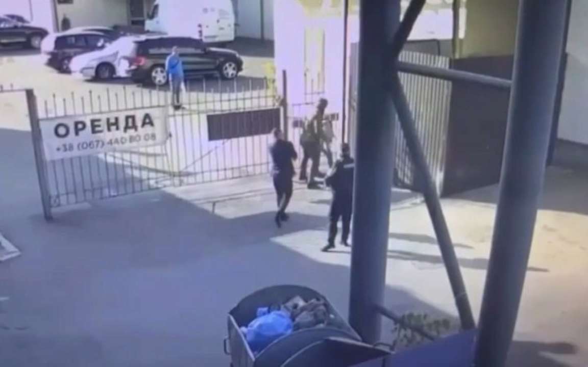 "Слуги народу" Дмитрук та Куницький побили хлопця в центрі Києва/Фото: кадр з відео "Слуги народу" Дмитрук та Куницький побили хлопця в центрі Києва/Фото: кадр з відео