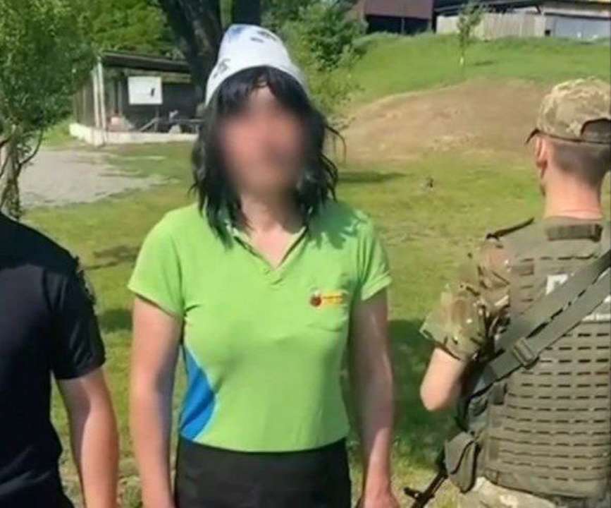 Чоловік намагався виїхати за кордон в образі чарівної жінки: прикордонники вжили заходів