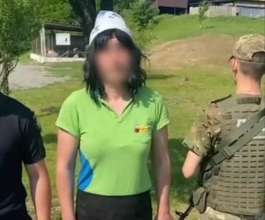 Скриншот відео з ТГ-каналу ДПСУ | Держприкордонслужба Чоловік намагався виїхати за кордон в образі чарівної жінки: прикордонники вжили заходів