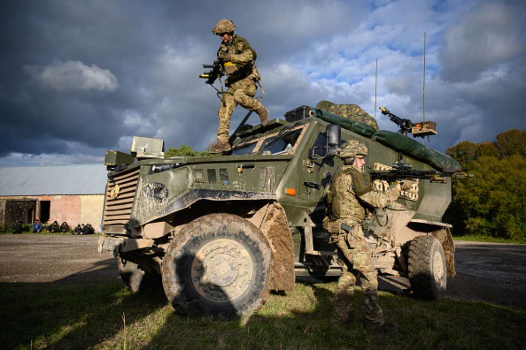 Військові з Британії навчають українських солдатів використовувати нову бронетехніку/Фото: Leon Neal/Getty Images Британці навчають українських військових використовувати нову бронетехніку та зенітні ракети