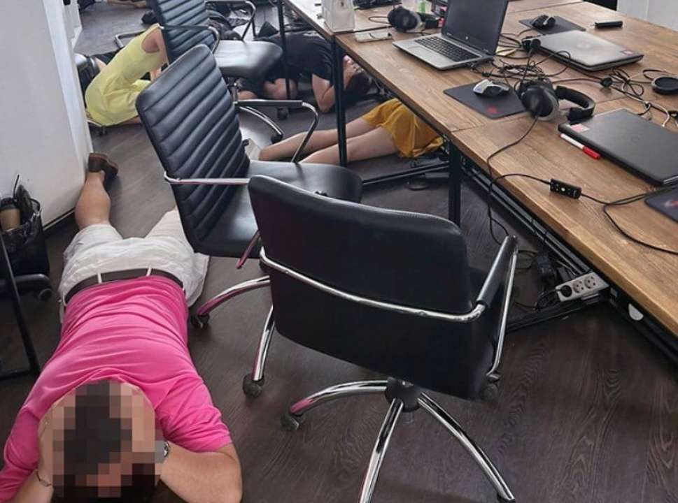 Поліція ліквідувала шахрайський call-центр у Києві / Фото: t.me/UA_National_Police Поліція ліквідувала шахрайський call-центр у Києві / Фото: t.me/UA_National_Police
