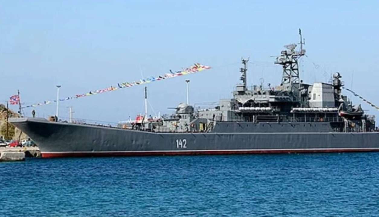 Защитники уничтожили большой десантный корабль россиян Защитники уничтожили большой десантный корабль россиян