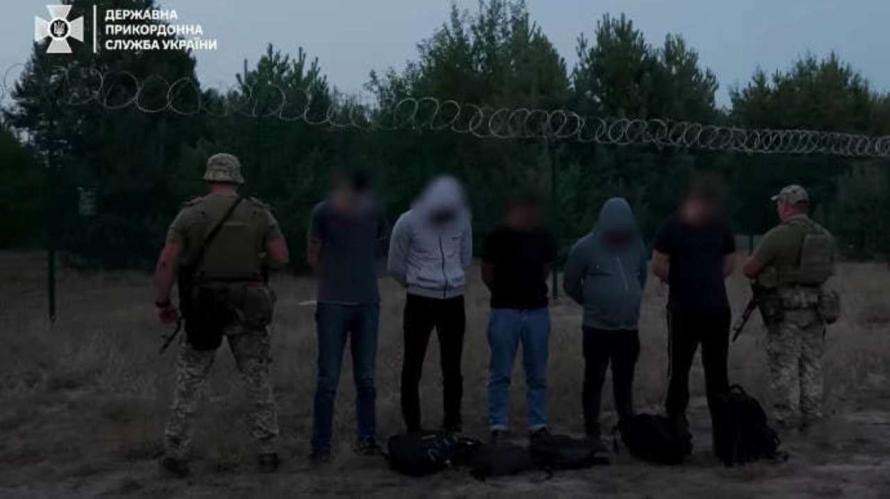 ГПСУ задержала мужчин, которые пытались сбежать в беларусь: нарушители едва не подорвались на минах