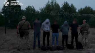 Нарушители едва не подорвались на минах, пытаясь попасть в беларусь/Фото: скрин ГПСУ задержала мужчин, которые пытались сбежать в беларусь: нарушители едва не подорвались на минах