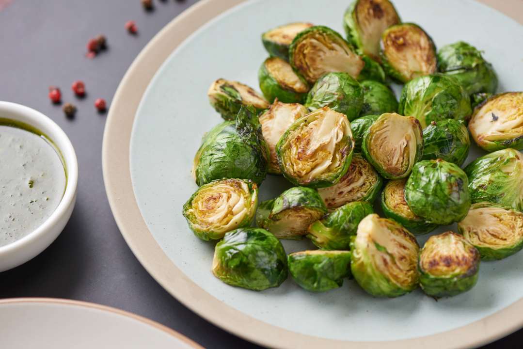Вкусная и полезная закуска: хрустящая брюссельская капуста в духовке
