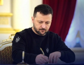 Зеленський підписав три важливі закони/Фото: Верховна Рада/Telegram Компенсації для ВПО, угода з ЄС, позбавлення держнагород: Зеленський підписав низку законів