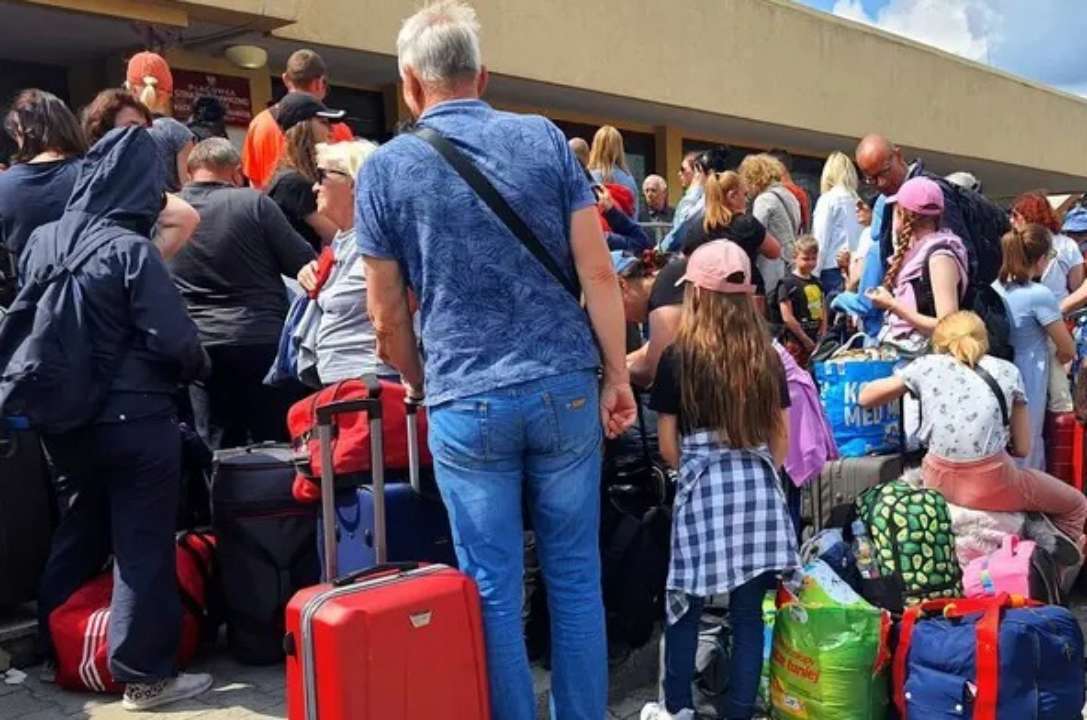 Мігранти з валізами та сумками