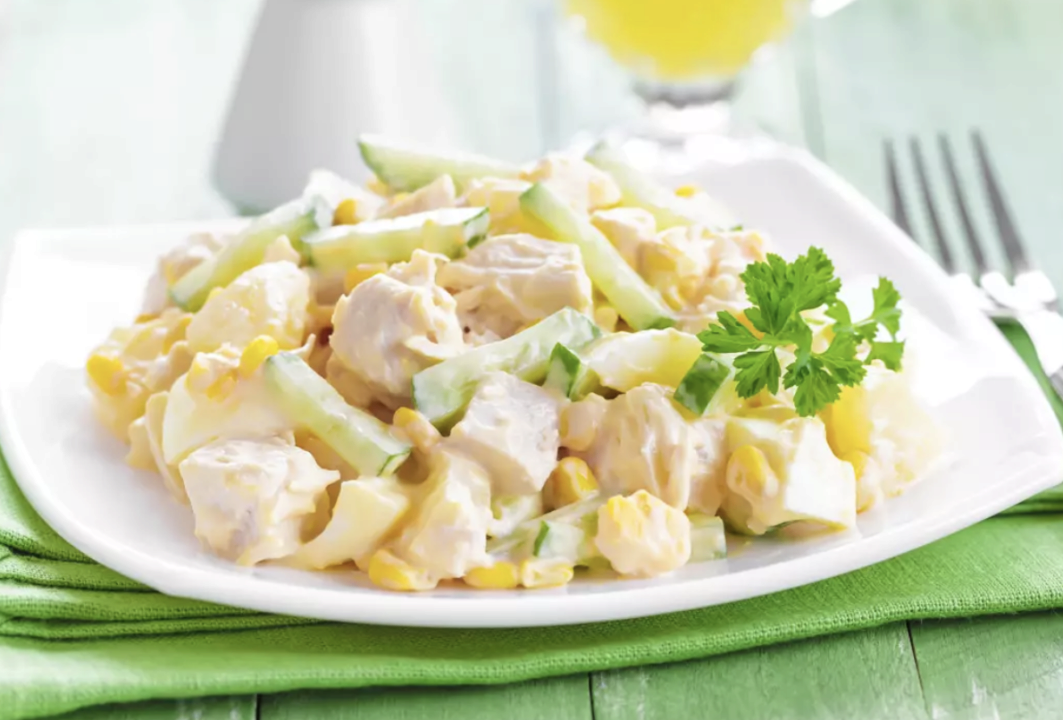 Салат с ананасом, кукурузой и куриной грудкой / Фото: tiktok.com