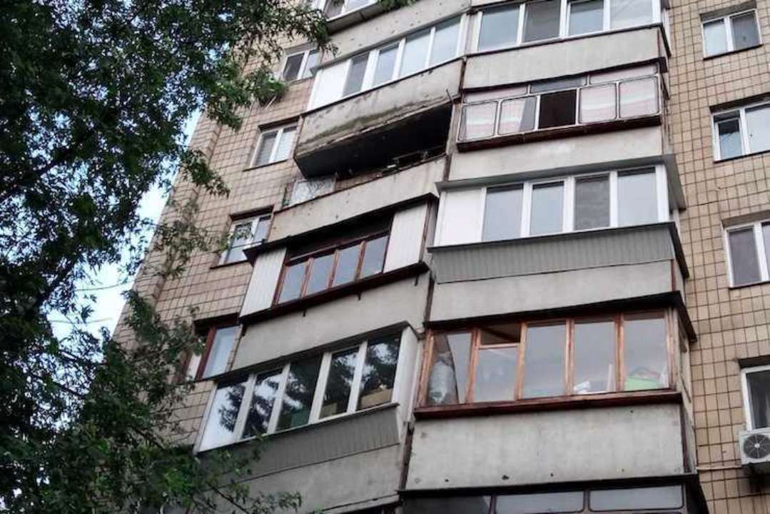 Фото: пресс-служба КМДА Киянин обвалив балкон, на якому займався садівництвом