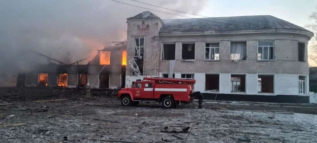 Оккупанты обстреляли школу и дом культуры в городе Мерефа Харьковской области