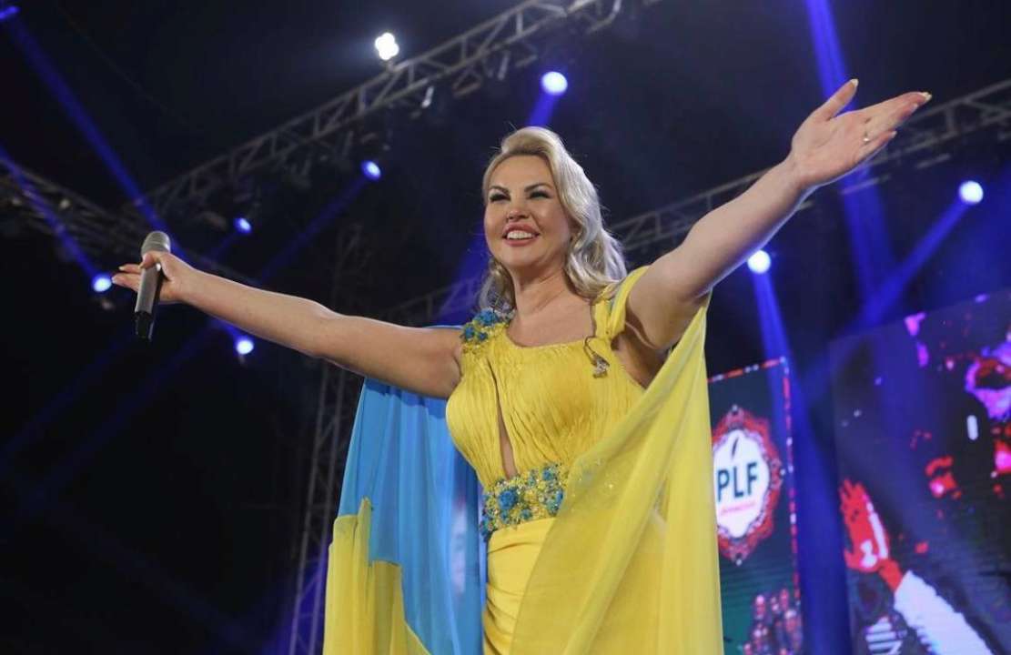 Камалія презентувала кліп на пісню "Pretty Girl", яку заспівала мовою гінді/урду