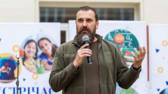Щодня найсміливіші й найкрутіші українські діти поспішають до садочків та шкіл/Фото: oksenlisovyi/facebook Оксен Лісовий розповів маленьким українцям, чому важливо спускатися в укриття