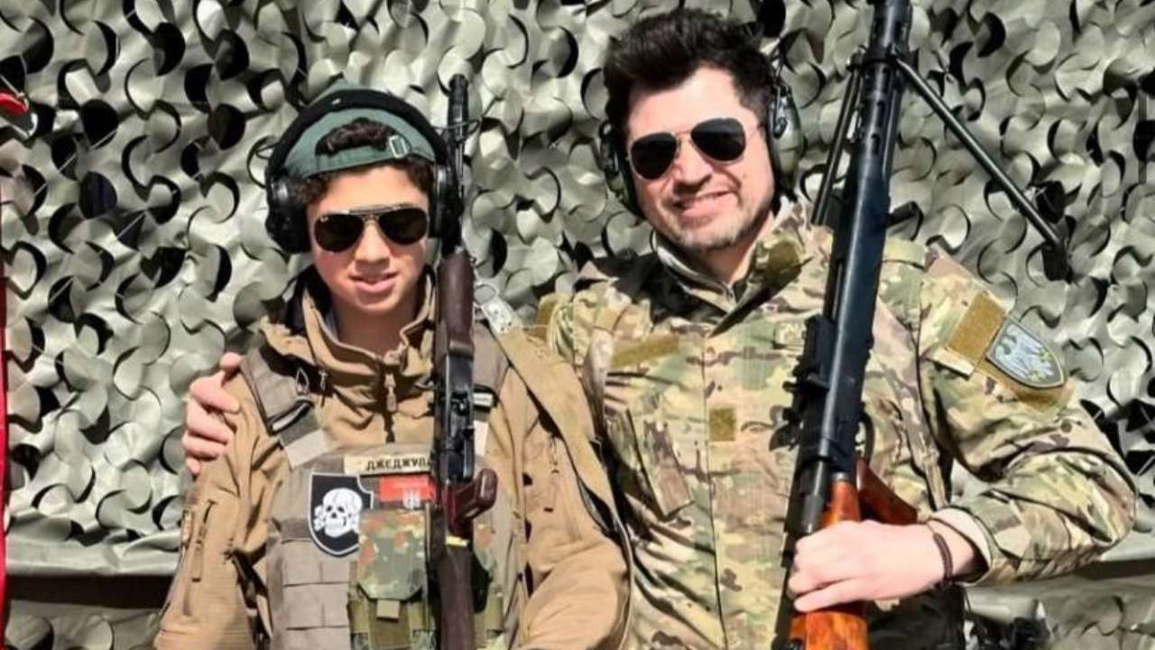 Андрей Джеджула с сыном / Фото: instagram djedjula Джеджула проходит военную подготовку вместе со своим сыном. Фото