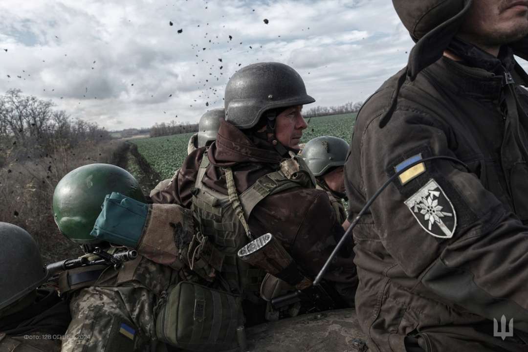 російська армія все частіше використовує тактику просочування піших малих груп/Фото: Генштаб ЗСУ Колючий дріт також може значно уповільнити піхоту – InformNapalm