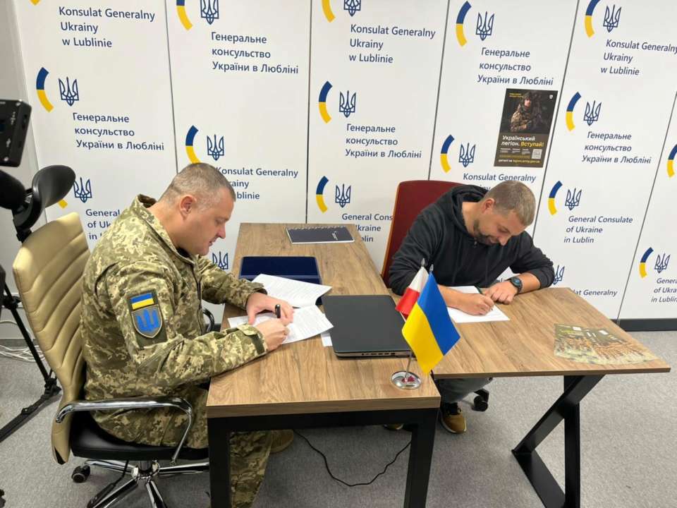 У консульстві України в Любліні перша група громадян підписала контракти на службу в "Українському легіоні" / Фото: МОУ У консульстві України в Любліні перша група громадян підписала контракти на службу в "Українському легіоні" / Фото: МОУ