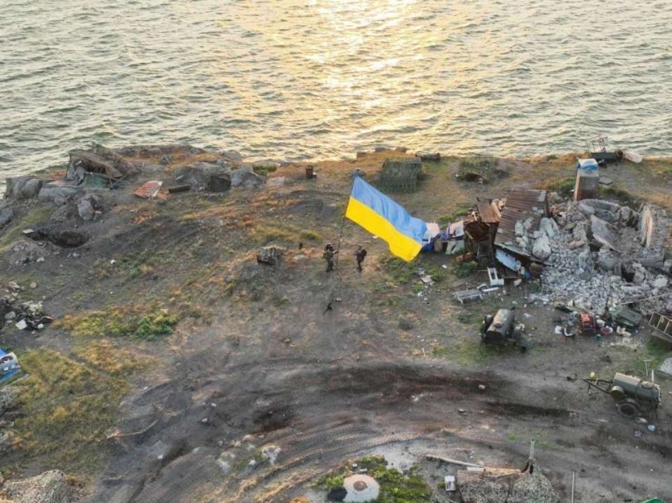 ЗСУ підняли на острові Зміїний прапор України/Фото: Сергій Братчук/Тelegram У Мережі показали фото та відео встановлення прапора України на острові Зміїний
