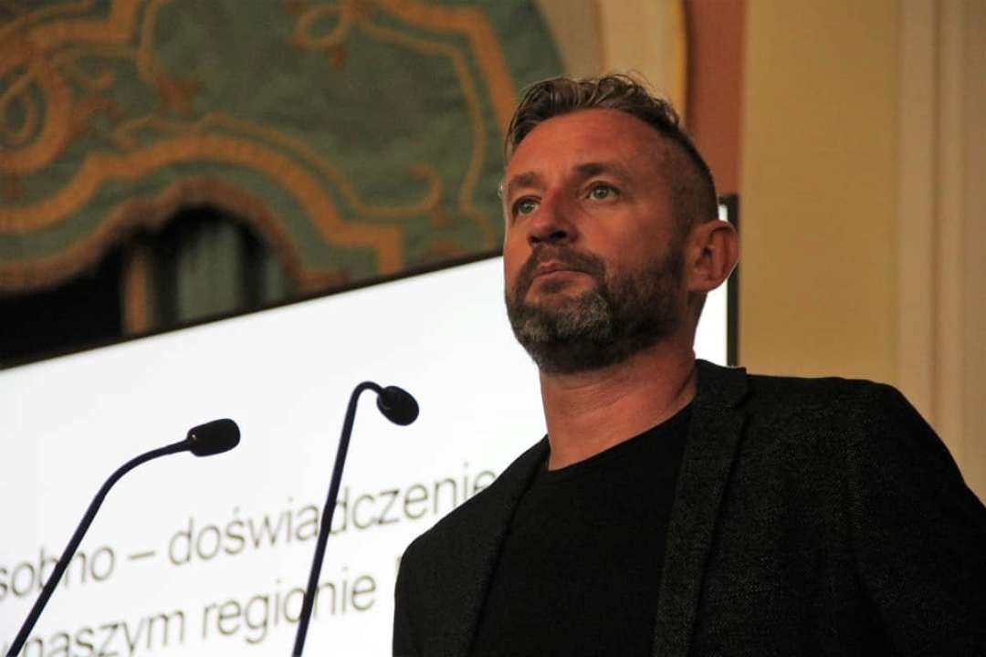 На допомогу ЗСУ: Жадан сфотографувався на фоні грошей, яку зібрав на благодійних концертах