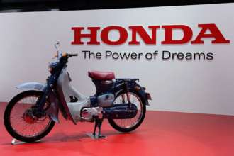 Honda показала електричні версії своїх культових мопедів/Фото: Takashi Aoyama/Getty Images Мопед Honda Cub