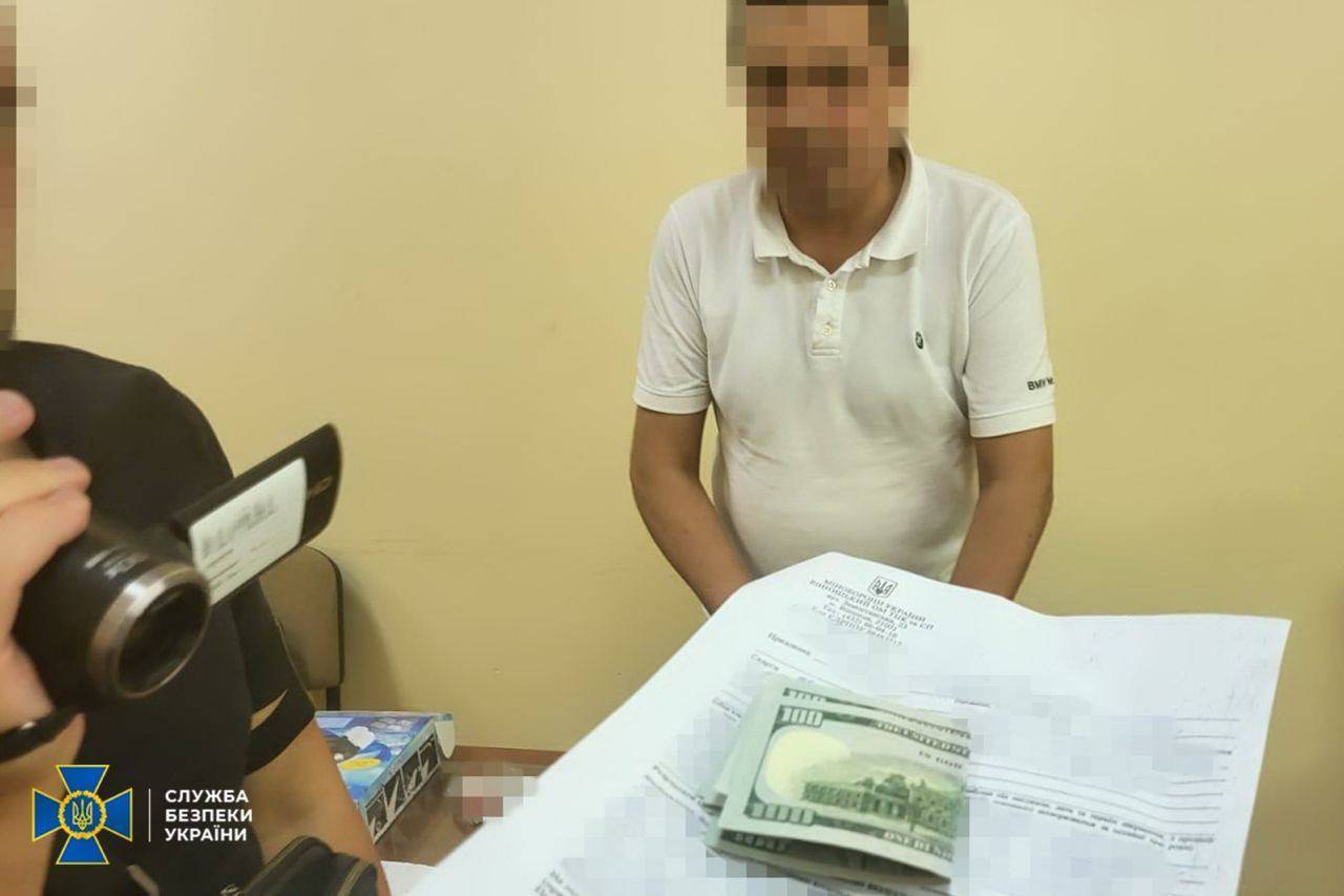 Чиновники больниц организовали масштабную схему нелегального выезда за границу/Фото: СБУ Чиновники больниц организовали масштабную схему нелегального выезда за границу/Фото: СБУ