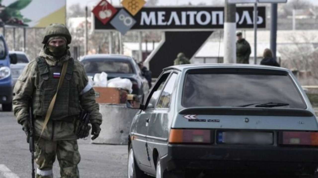 Окупанти залякують людей у Мелітополі збільшенням патрулів та "ополченців" на вулицях/Фото: Українська правда Окупанти залякують людей у Мелітополі збільшенням патрулів та "ополченців" на вулицях