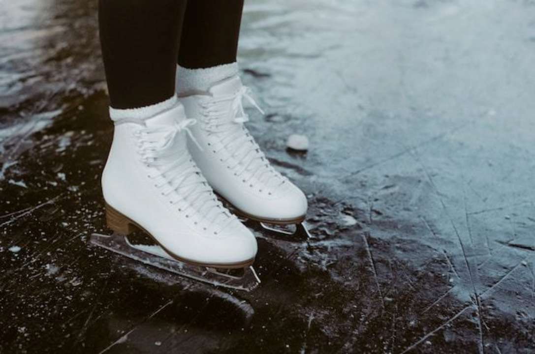 Как заменить суржики "коньки", "каток", "сосулька" и "голольод"/Фото: weston m/Unsplash Девушка на коньках