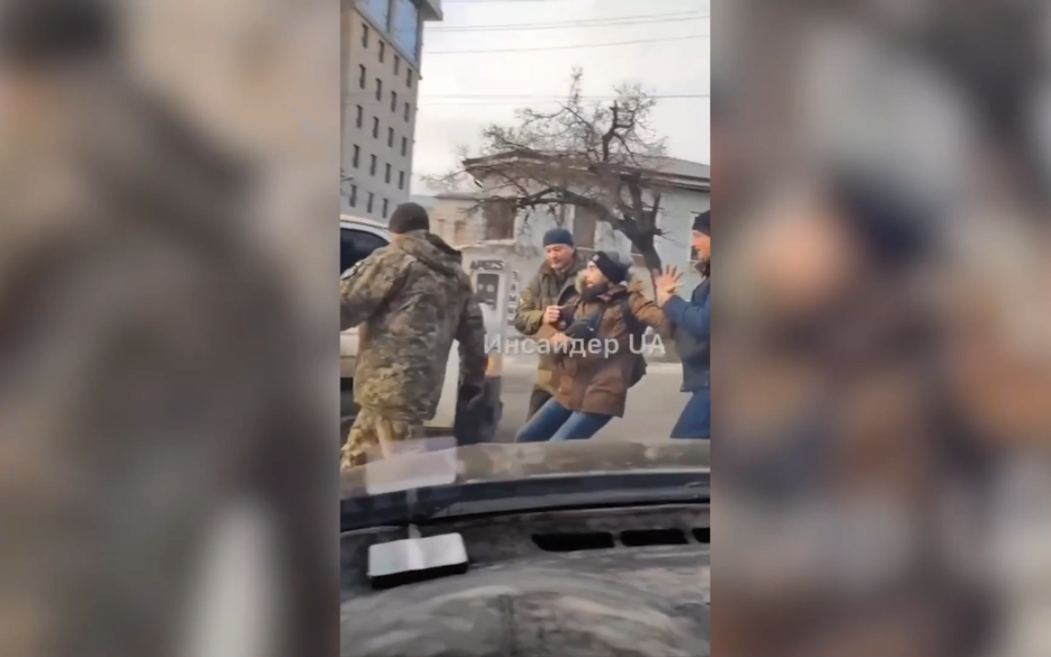 у Харкові вранці люди у військовій формі викрали людину/Фото: скріншот Силою заштовхали в бус: у Харкові вранці люди у військовій формі викрали людину