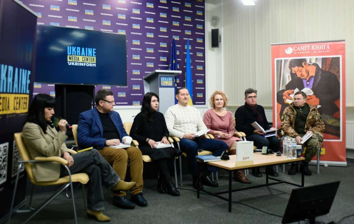 В Україні було видано книгу воєнної поезії В Україні було видано книгу воєнної поезії, яку створювали 80 авторів
