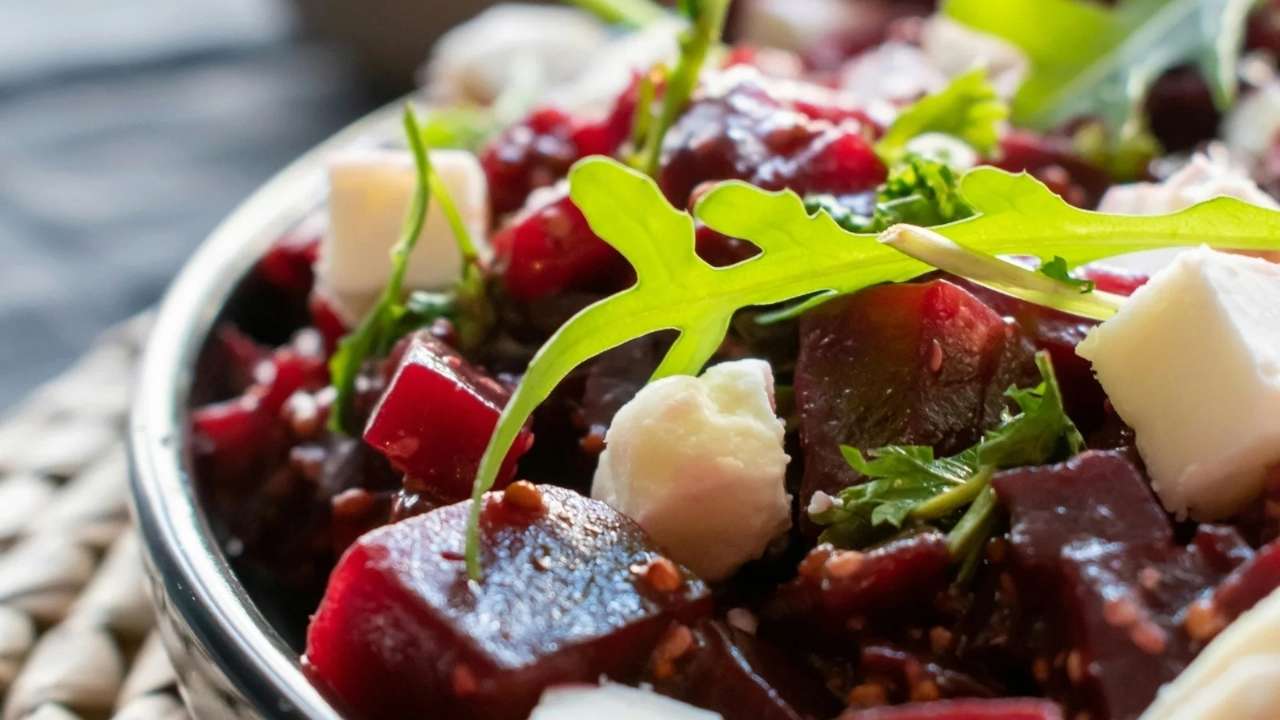 Як приготувати салат з печеним буряком і козячим сиром - 5 рецептів / Фото: Pexels Салат із печеним буряком і козячим сиром - 5 покрокових рецептів