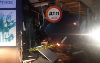 Фото: ДТП.kiev.ua Мікроавтобус під Києвом влетів у квітковий кіоск