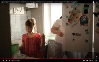 Скриншоти з YouTube Сім’я вбитого солдата рф випадково показала журналістам холодильник, який він вкрав в Україні